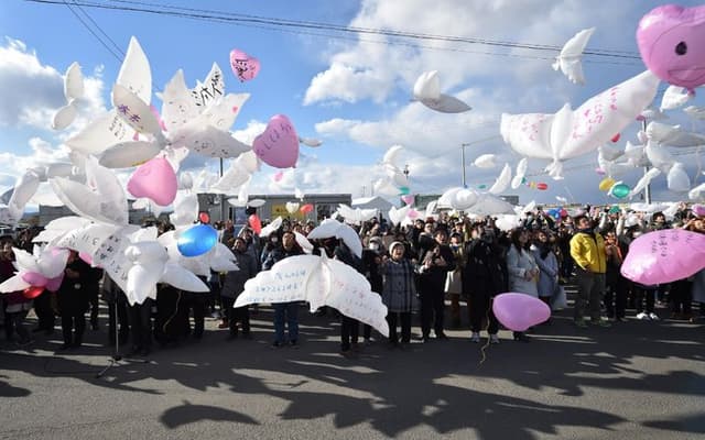 Moradores homenageiam as vítimas do tsunami e de Fukushima