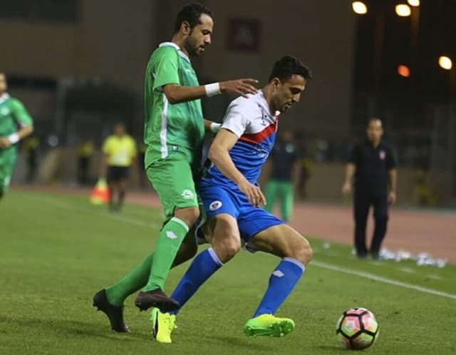 Atacante Everton jogando com a camisa do Manama