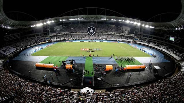 Com faixas 'Nilton Santos é Fogo', torcida fez bonita festa antes da bola rolar