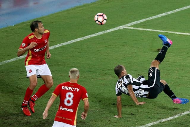 Aos 33 minutos do primeiro tempo, após bola levantada na área, Bruno Silva jogou para o meio de bicicleta, Roger emendou igual e abriu o placar