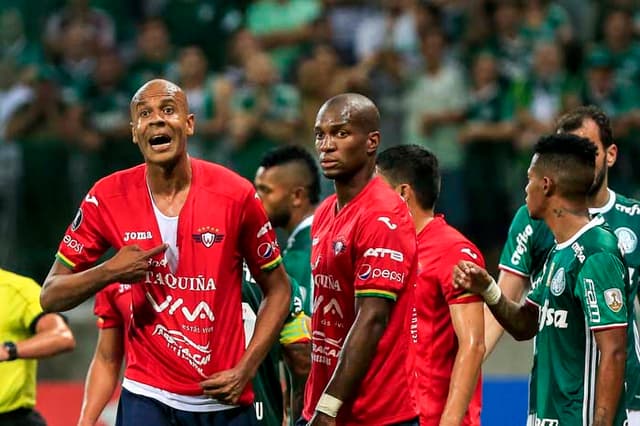 Alex Silva admitiu que rasgou própria camisa do Jorge Wilstermann para cavar pênalti contra o Palmeiras. Não colou...