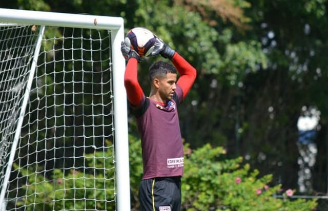 Goleiro tem contrato até maio