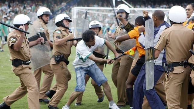 Ao fim do jogo entre Coritiba e Fluminense, pelo Brasileirão de 2009, torcedores do Coxa invadiram o campo e iniciaram confusão