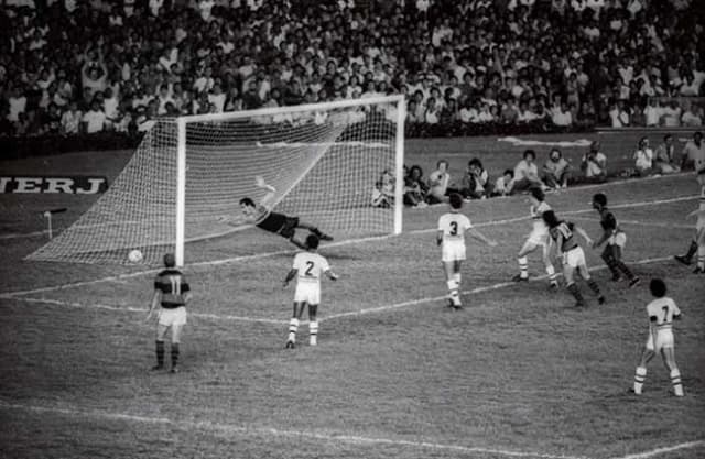 O Flamengo aplicou um 3 a 0 no Atlético-PR nas semis do BR-1983. o Furacão chegou a fazer 2 a 0 volta, mas não impediu sonho do Fla