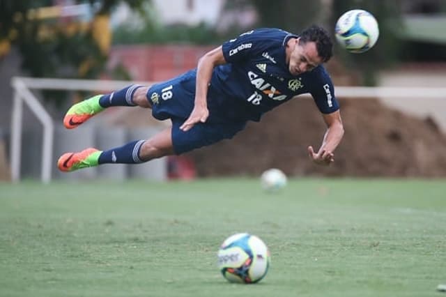 Damião dá peixinho no treino