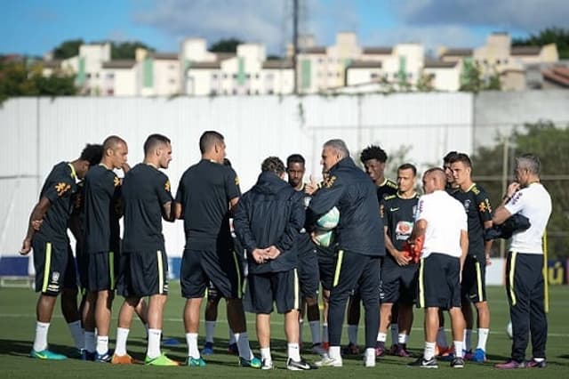 Tite orientando a Seleção em volta ao CT do Corinthians