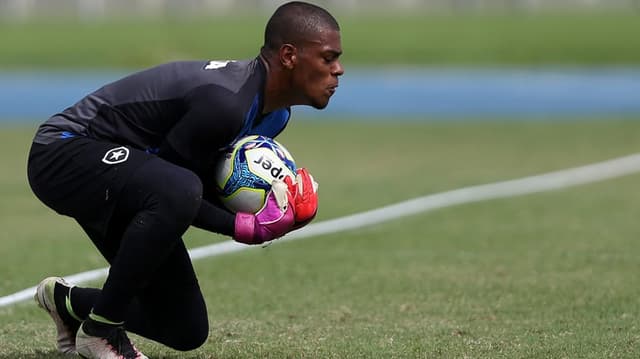 Jair já colocou em campo Sidão, Gatito Fernández e Helton Leite. Chegou a vez de Saulo