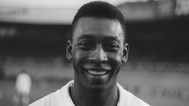 Considerado o atleta mais bem pago do mundo, Pelé assinou com o New York Cosmos em 1975 e se aposentou pelo clube