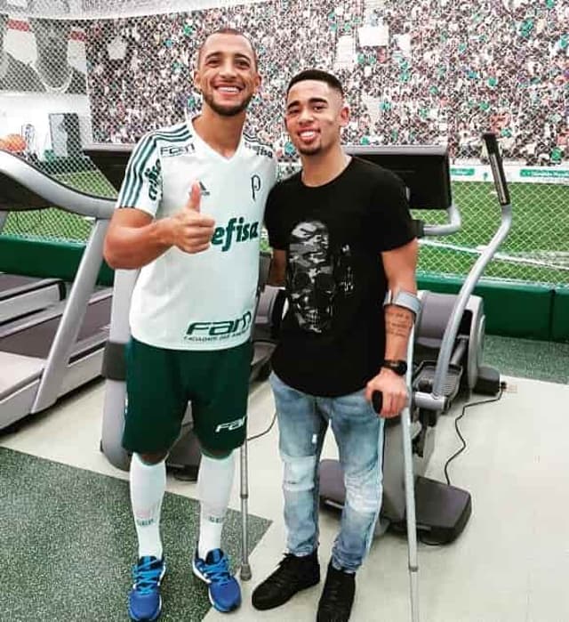 Vitor Hugo posa com Gabriel Jesus na visita do atacante à Academia