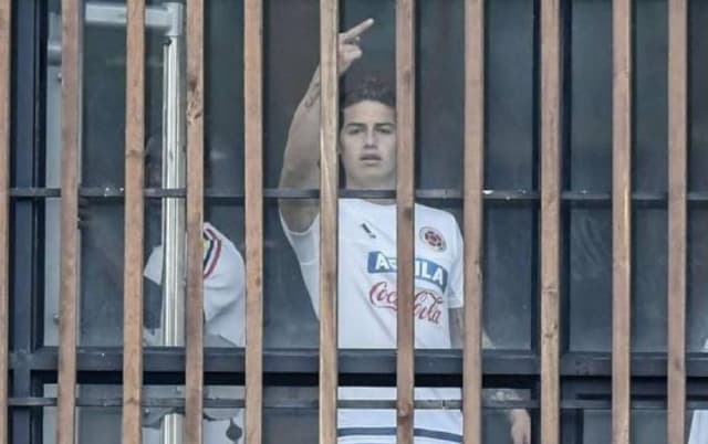 O meio-campista colombiano James Rodriguez aponta para jornalistas antes de uma sessão de treinamento na Federação de Futebol da Colômbia em Bogotá