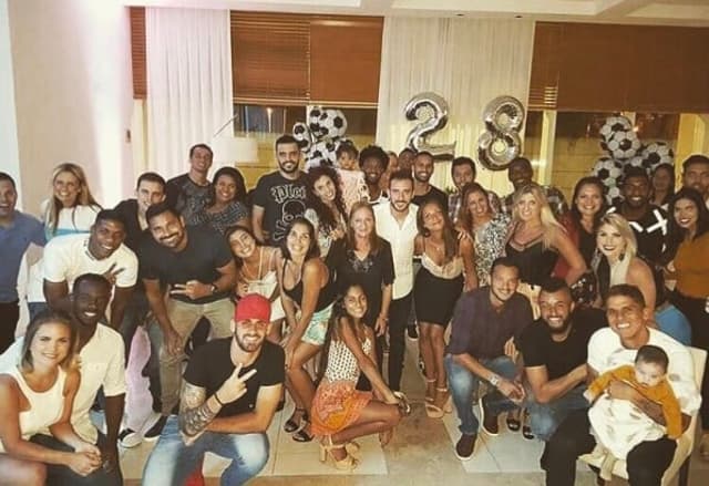 Mancuello comemora aniversário com amigos do Fla