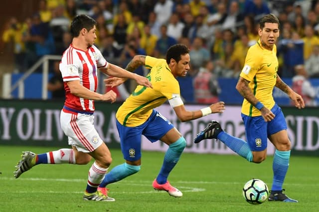 Alheio à 'caçada' dos paraguaios, Neymar liderou o Brasil na vitória por 3 a 0 sobre o Paraguai. Amadurecimento agradou Tite