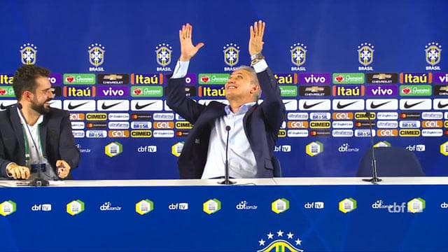 Tite agradece aos céus, no momento em que recebeu a informação da classificação à Copa-2018