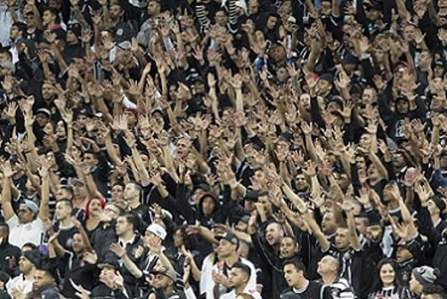 Torcida do Corinthians na Arena diante do Linense