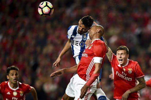 Tiquinho Soares e Luisão - Benfica x Porto