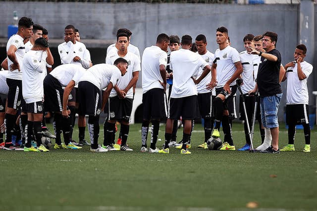 Reunião de Aarão com a equipe sub-20