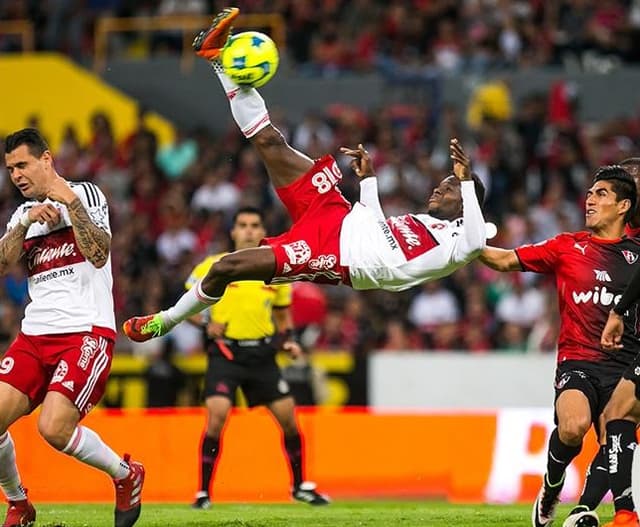 Movimento de Avilés Hurtado no gol diante do Atlas