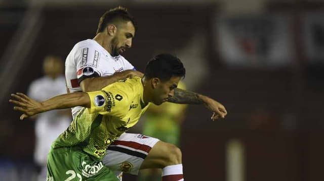 Na Argentina, São Paulo iniciou o jogo em um 3-5-2