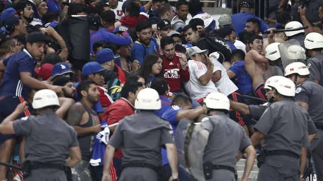 Corinthians 2x0 U. De Chile: torcedores chilenos e policiais de São Paulo brigaram antes do jogo e no intervalo na Arena Corinthians