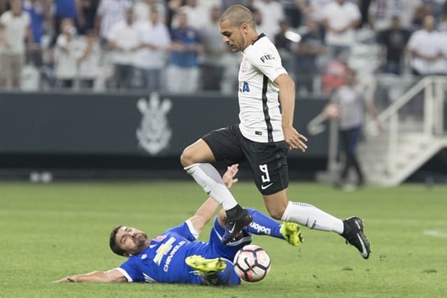 Clayton em ação pelo Corinthians contra a Universidad de Chile