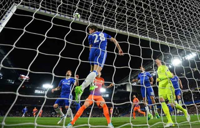 O espanhol  Cesar Azpilicueta salva em cima da linha e impede o gol do Manchester City. Chelsea venceu por 2 a 1