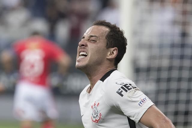 Rodriguinho fez gol e sentiu dores contra a Universidad de Chile