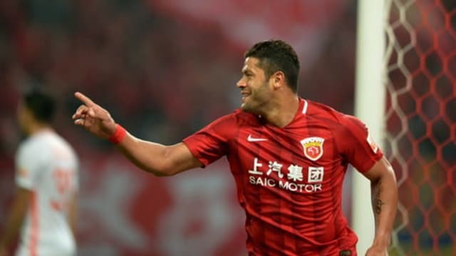 Hulk marca e o SIPG vence time de Gil em Xangai