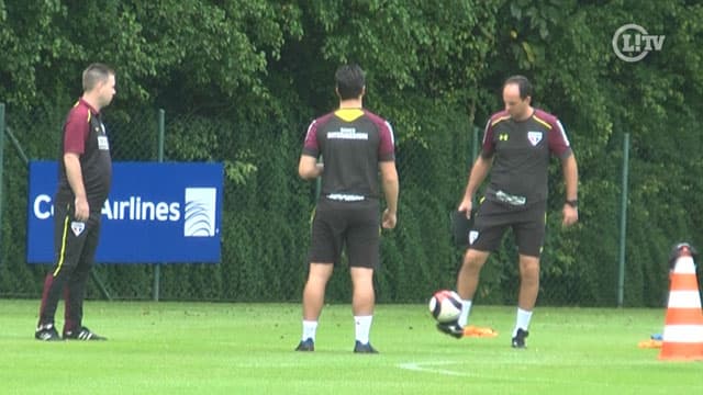 Assistente inglês mostra como dar elástico e Ceni domina bola com estilo em treino