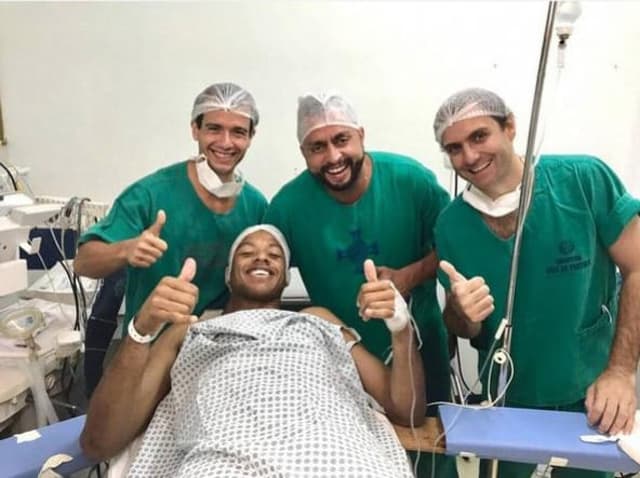 Jordi, após cirurgia no joelho esquerdo