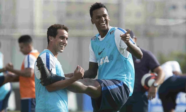 Jadson e Jô voltam ao Corinthians no Morumbi