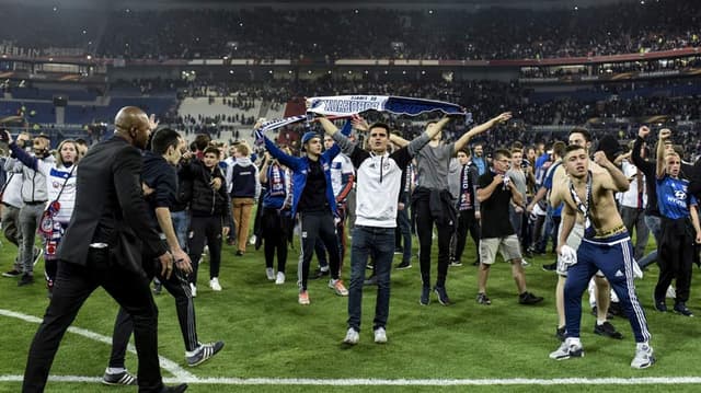 Torcedores brigam antes de jogo entre Lyon x Besiktas