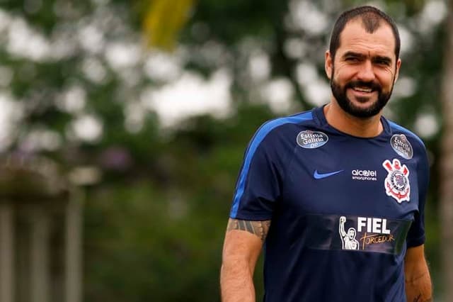 Meio-campista Danilo realizou treinamento no gramado do CT