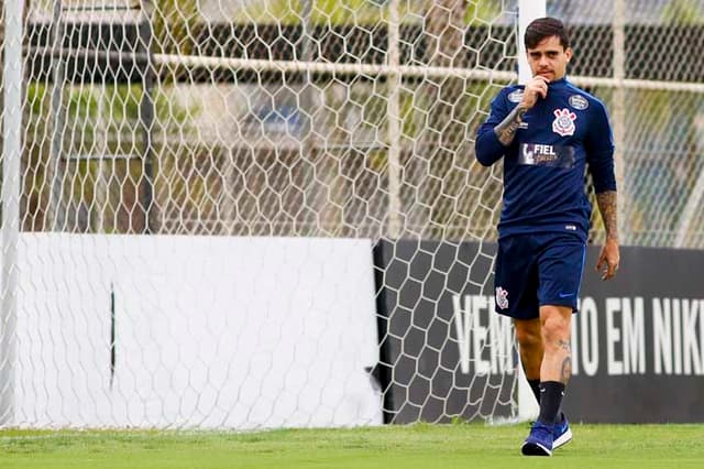 Fagner, com a camisa sem patrocinador, à frente da placa coberta por um pano cinza