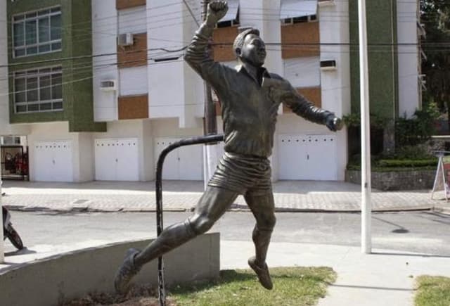 Estátua de Pelé em uma praça de Santos