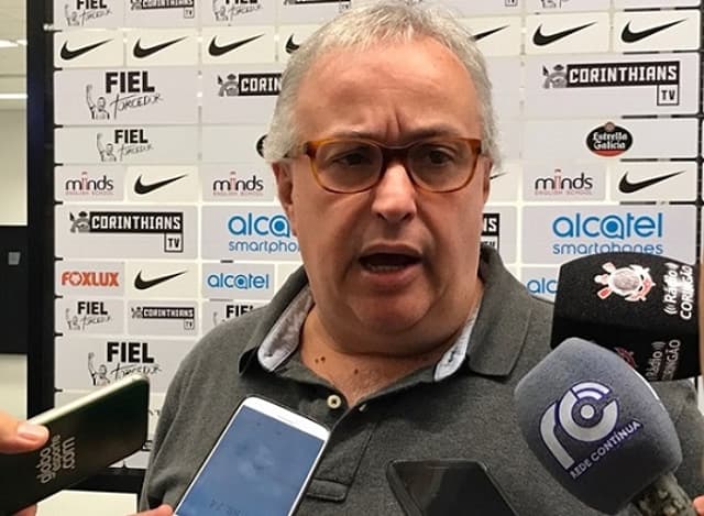 Roberto de Andrade, presidente do Corinthians, em zona mista