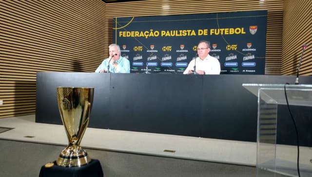 Roberto de Andrade, presidente do Corinthians, e Vanderlei Pereira, presidente da Ponte. Veja fotos da Arena na galeria