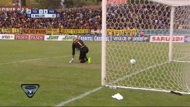 Goleiro do Peñarol leva frango antes de enfrentar o Palmeiras