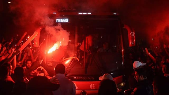 Torcida fez a festa no embarque da delegação para Curitiba