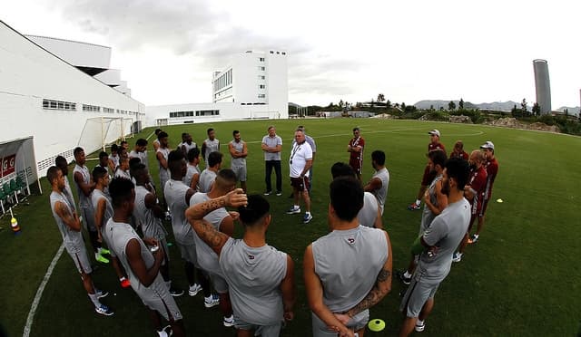 Abel Braga conversa com o elenco do Fluminense