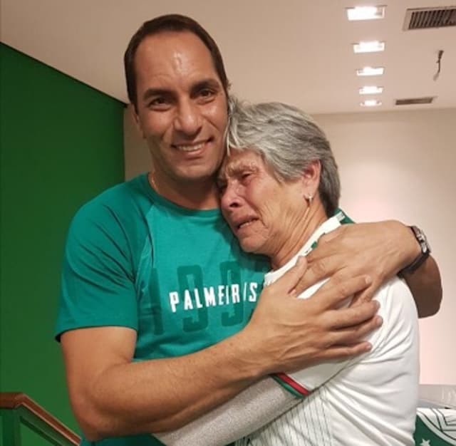 Lindaura se emociona no encontro com Edmundo (Foto: Divulgação)