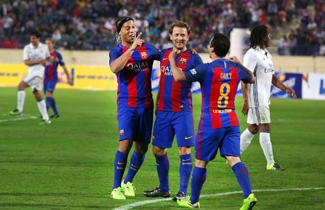 Ronaldinho e Giuly - Barcelona Legends x Real Madrid