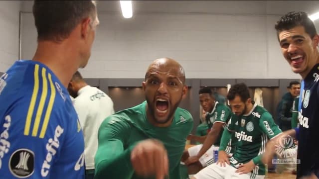 Felipe Melo vibra muito no vestiário em Montevidéu