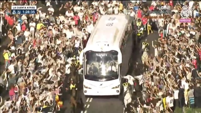 Chegada do Real Madrid leva torcida à loucura no entorno do Bernabéu