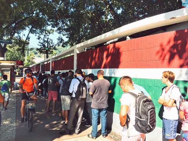 Torcida faz fila nas Laranjeiras: ainda restam 6.700 ingressos para a final no Maracanã