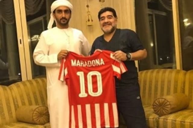 Diego Maradona posa com a camisa do Fujairah, clube dos Emirados Árabes (Foto: Divulgação)