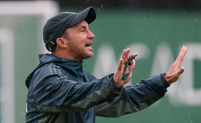 Claudio Prates, auxiliar da comissão técnica fixa, comandou o treino desta segunda - Foto: Cesar Greco/Palmeiras