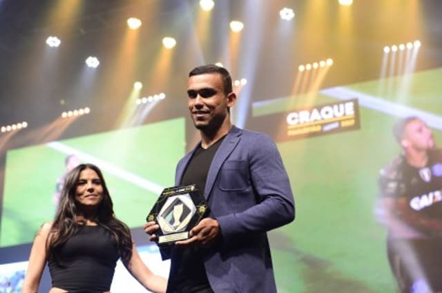 Pottker subiu ao palco cinco vezes: recebeu quatro prêmios e a taça de vice-campeão (foto: Renato Pizzutto/FPF)