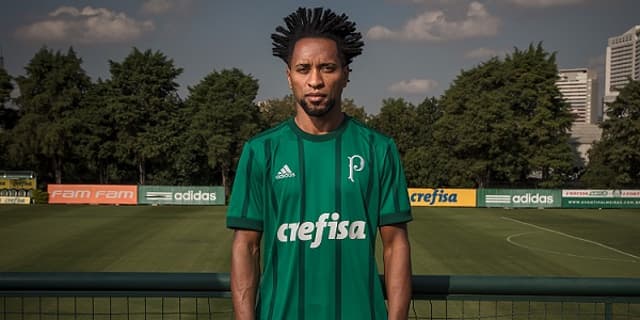 Zé Roberto posa com a nova camisa do Palmeiras - Foto: Divulgação