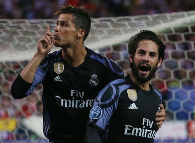 Cristiano Ronaldo provocando a torcida do Atlético ontem e fazendo sinal de silêncio.