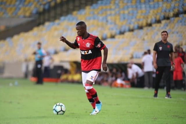 Vinicius Junior em sua primeira partida como profissional